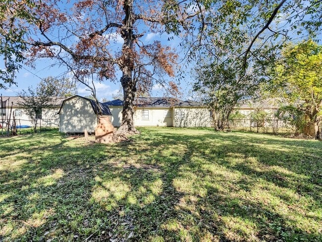 Building Photo - 7622 S Hall St