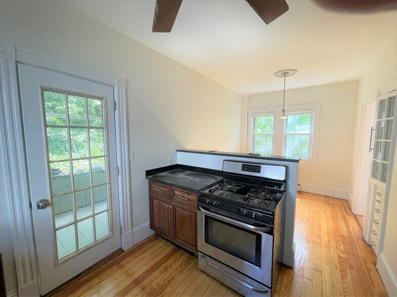 Building Photo - 83 Dexter St