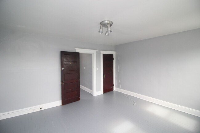 Building Photo - 2026/2027 JHU Off-campus Large 5bd/2.5ba home w/ Parking Spot! Available 6/9/26