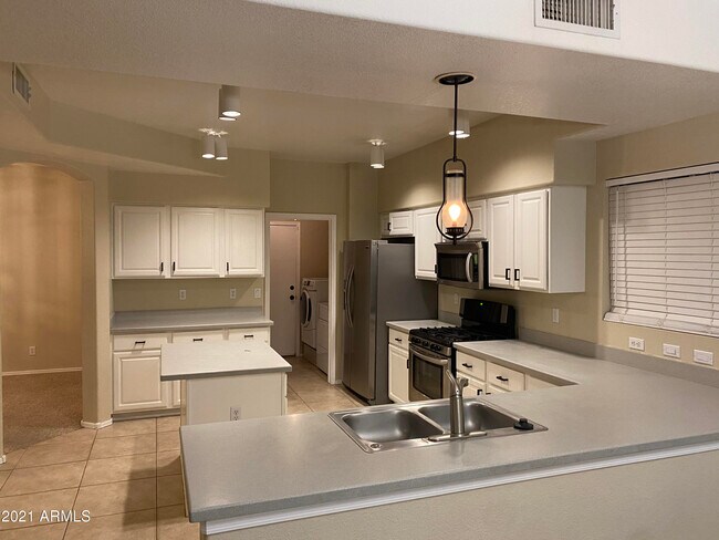 Building Photo - 454 E Baylor Ln