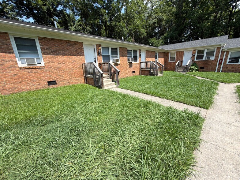 Building Photo - Room in Apartment on Overland Heights