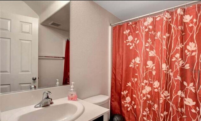 Building Photo - 4 Bed 3 Bath
