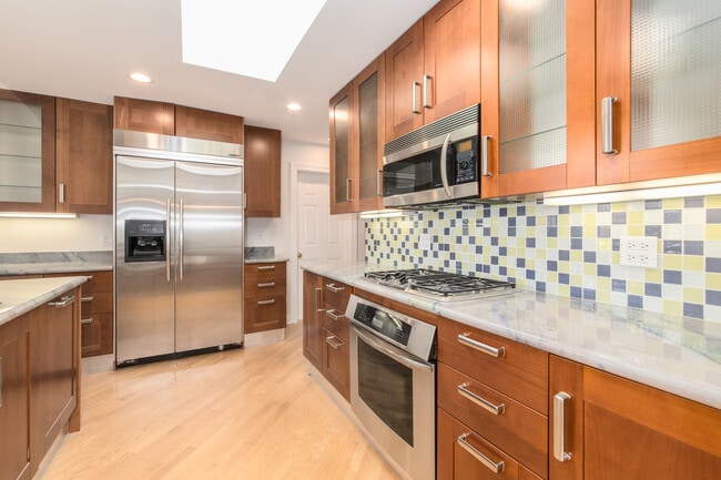 Building Photo - 924 Brookline Ln