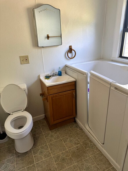 Building Photo - 61 Highland St NE