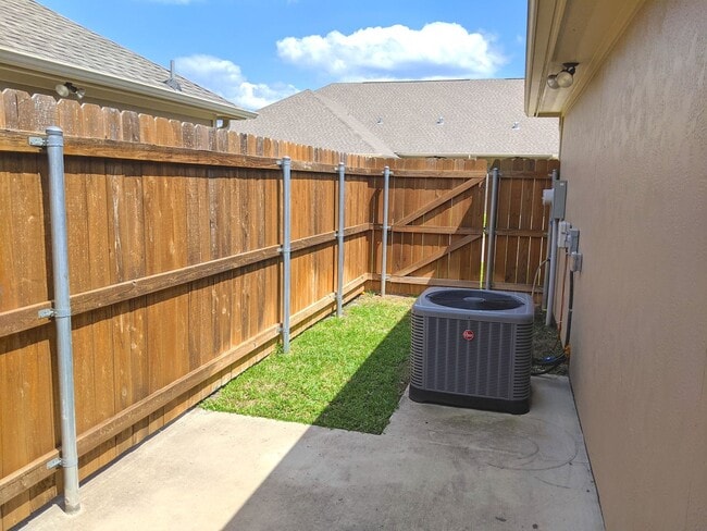 Building Photo - 3 Bed 3 Bath Townhome in Summit Crossing for Fall 2026 Move In!