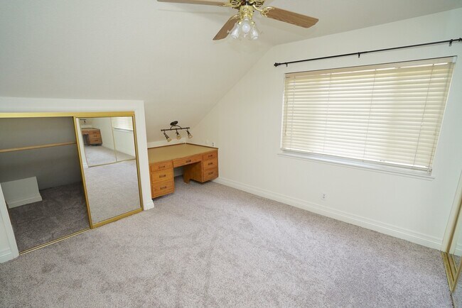 Building Photo - Old Orchard 1 - 4 Bedroom Home in Valencia!