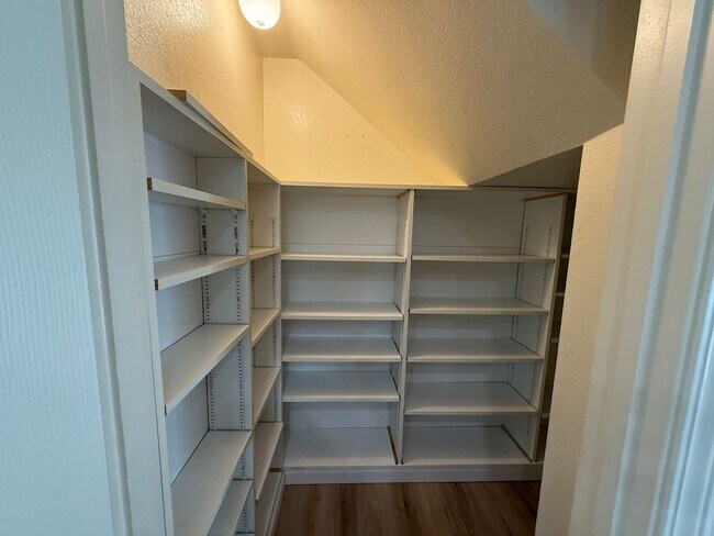 Building Photo - Nicely updated 4-bedroom in Oakdale!