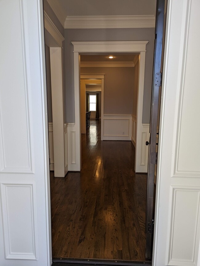 Building Photo - 722 E 29th St