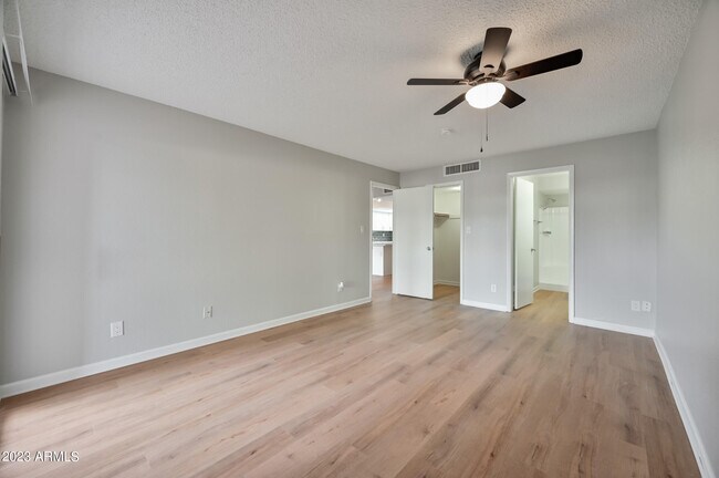 Building Photo - 11044 N 28th Dr