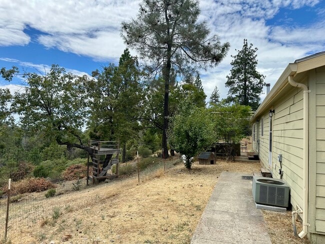 Building Photo - 3 Bedroom 2 Bath nestled in Grass Valley