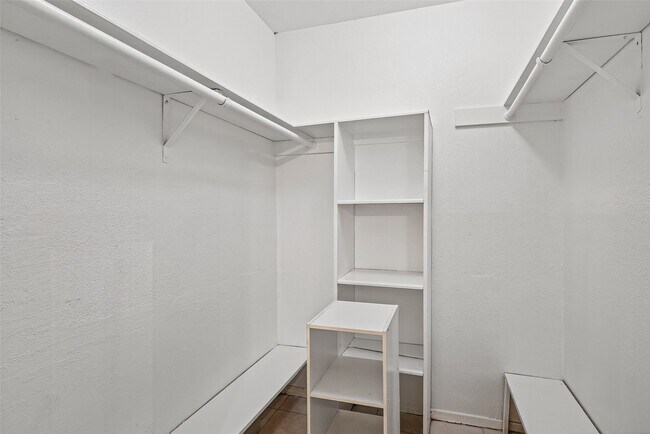 Building Photo - 7200 Clarewood Dr