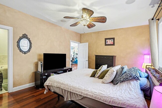 Building Photo - 2222 W Belmont Ave