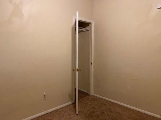 Building Photo - STUDENTS WELCOME! Sprawling Ranch Home w/ Large Fenced Yard