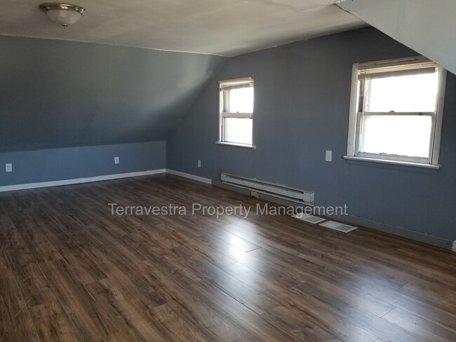 Building Photo - Very Large Newly Renovated - 3 Bed 1 Bath ...