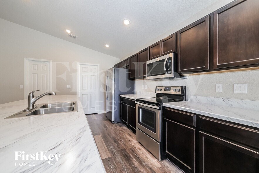 Building Photo - 911 Kingfisher Dr