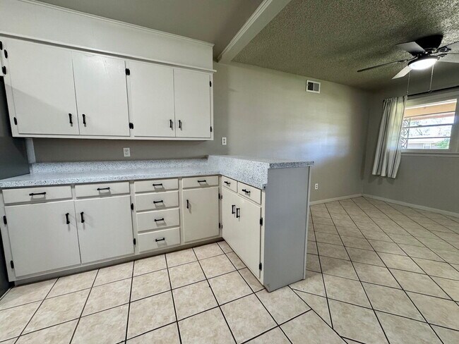 Building Photo - "Charming 3-Bedroom Gem with 2 Full Baths on 54th Street – Spacious 1,725 Sq Ft Haven in Lubbock!"