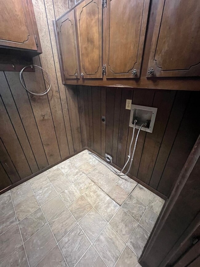 Building Photo - 3 Bed 1.5 Bath, Has large extra room that ...