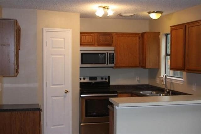 Building Photo - 655 Meadowbrook St