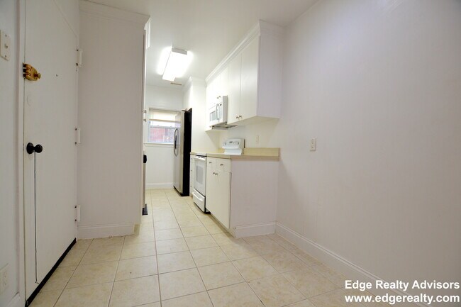 Building Photo - 132 Newton St