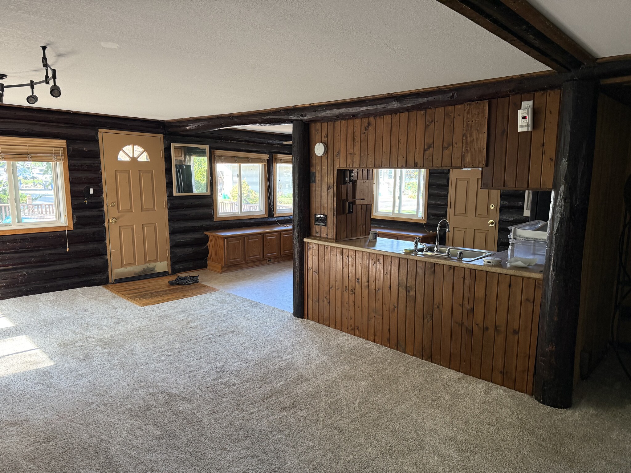 Semi-open concept - 4407 Outlook St
