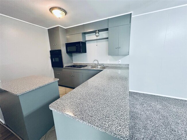 Building Photo - 601 W 11th St