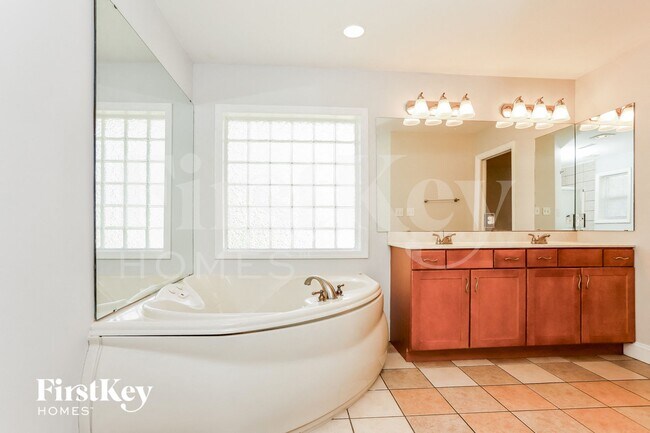 Building Photo - 207 Lithia Ave