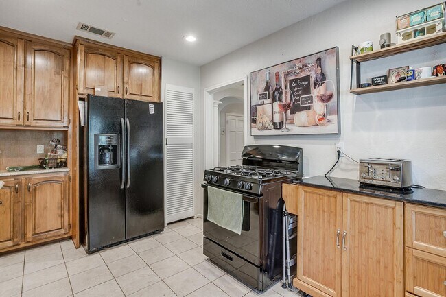 Building Photo - Classic 4 Bed, 2 Bath Home in the Heart of...