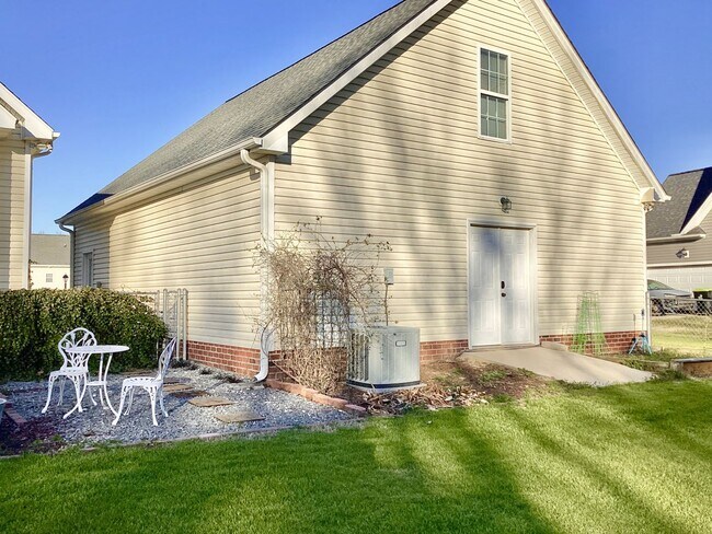 Building Photo - 4 Bed/3 Bath Spacious Home! Extra 2 Car Ga...