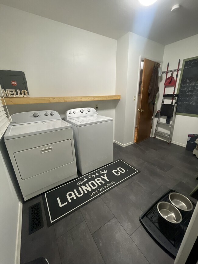 Building Photo - 1055 E 15th N St