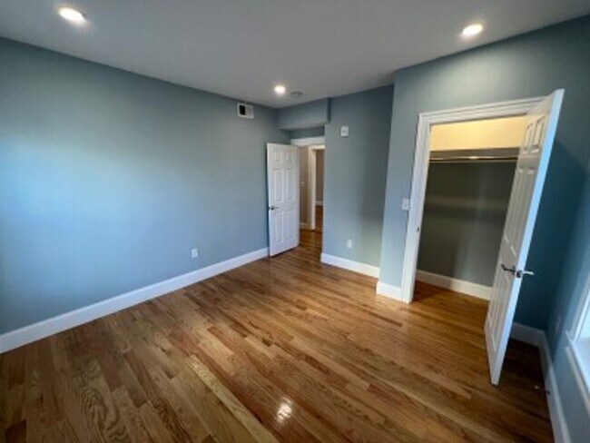 Building Photo - Beautiful Porter/Harvard 2 bedroom apartme...