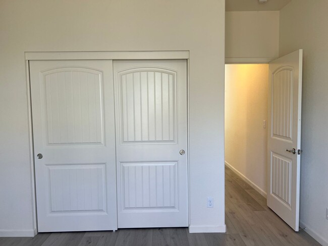 Building Photo - Single flat for rent! Full bedroom, full b...