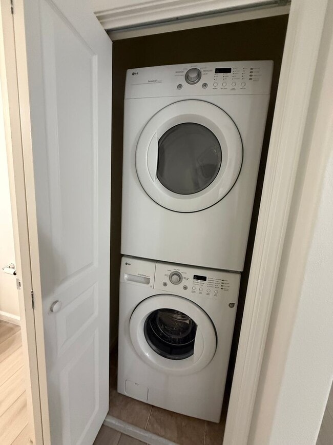 Building Photo - ** 3-Bedroom Two Story Home in Desirable Roseville Location!**