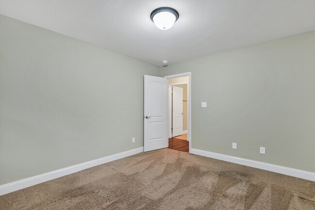 Building Photo - 128 Willow Tree Dr