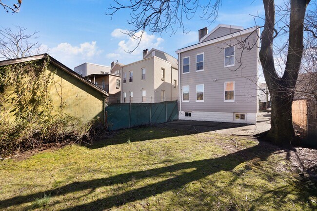 Building Photo - 226 N 11th St