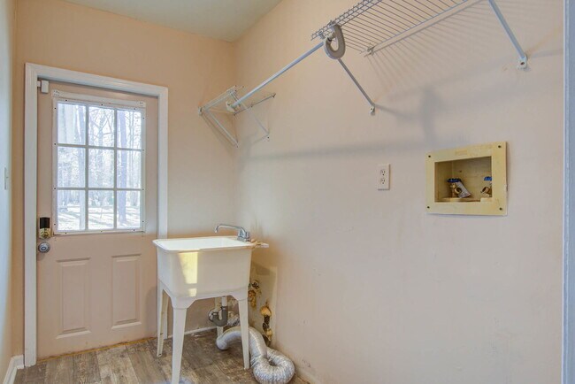 Building Photo - 756 Seaman Ln