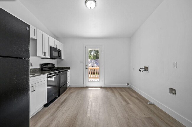 Building Photo - 2202 Magnolia Cir