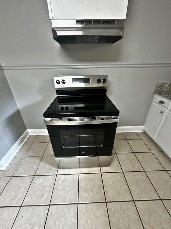 Building Photo - Modernly Charming