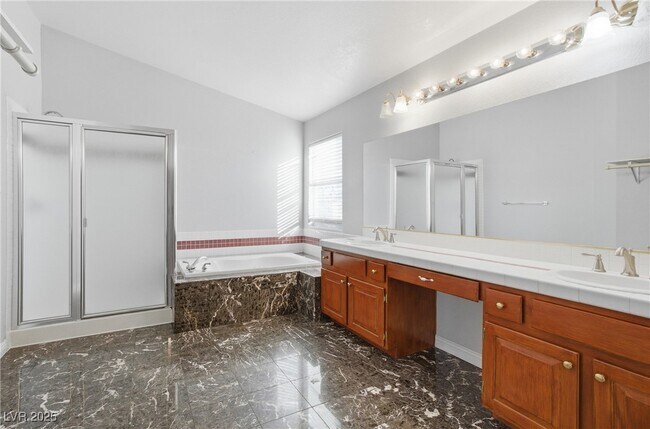 Building Photo - 2001 Madagascar Ln