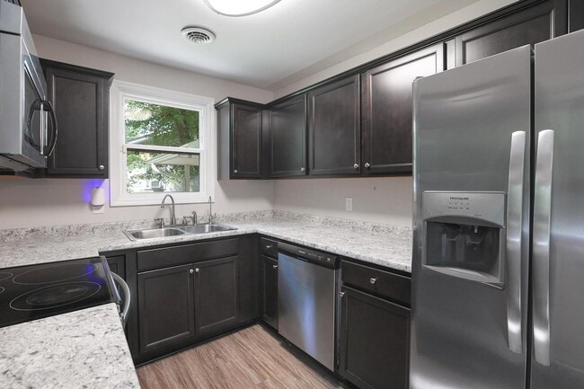 Building Photo - Home Close to Amenities