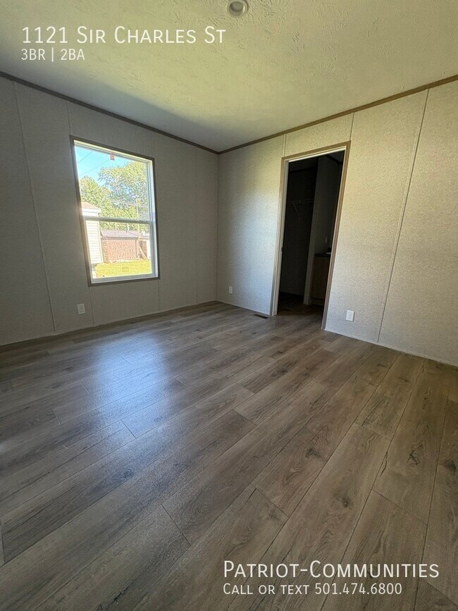 Building Photo - 1121 Sir Charles St