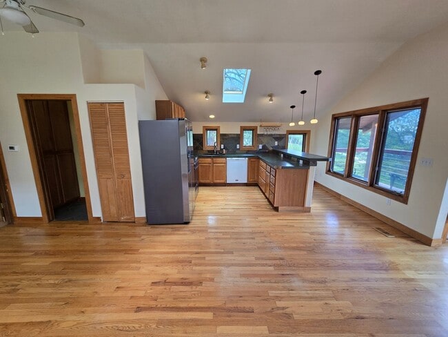 Building Photo - 229 Crestwood Ct