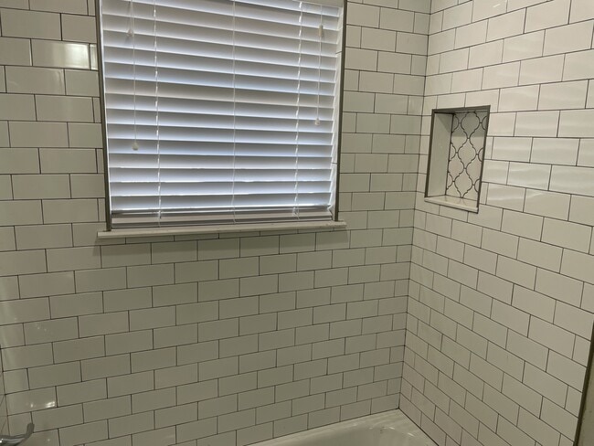 Building Photo - 613 S Andrews Ave