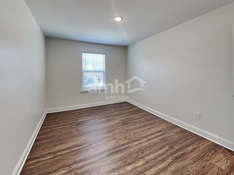 Building Photo - 3283 Oakfields Rd