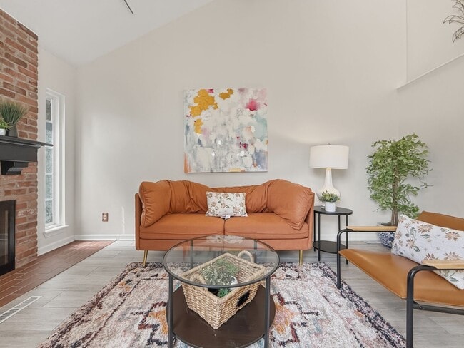 Building Photo - Move-In Ready Townhome!
