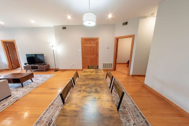 Building Photo - 3-Bedroom Apartment in Ukrainian Village / Humboldt Park!