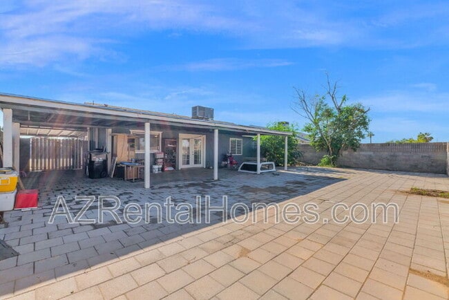 Building Photo - 2210 W Hermosa Dr