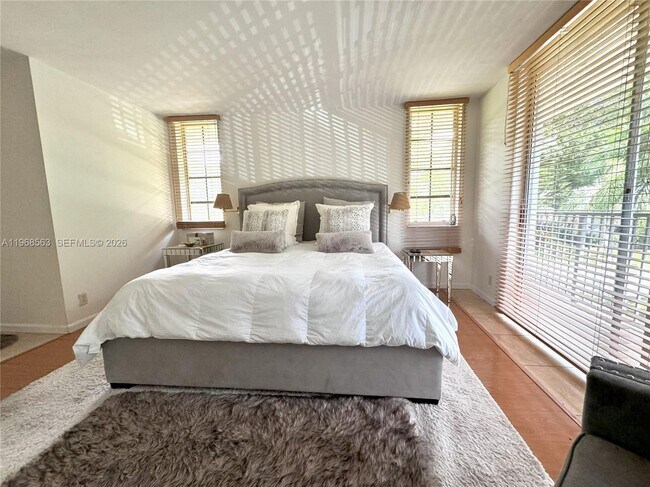 Building Photo - 901 W Cypress Ln