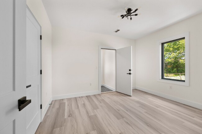 Building Photo - 1295 Holmden Ave