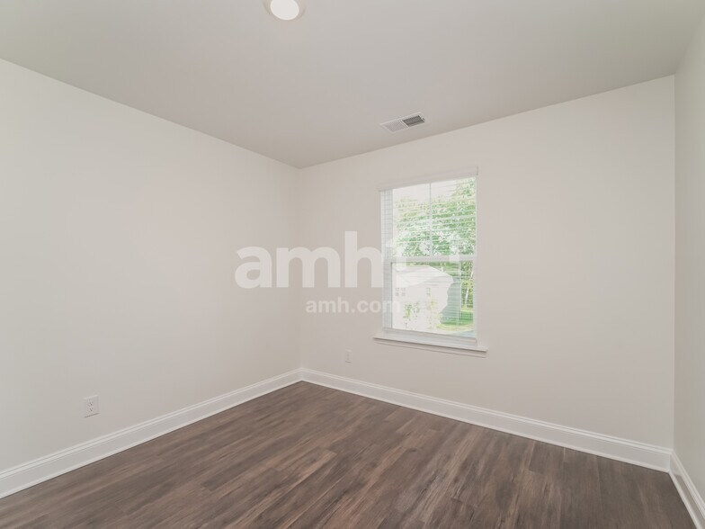 Building Photo - 637 Rivermist Dr