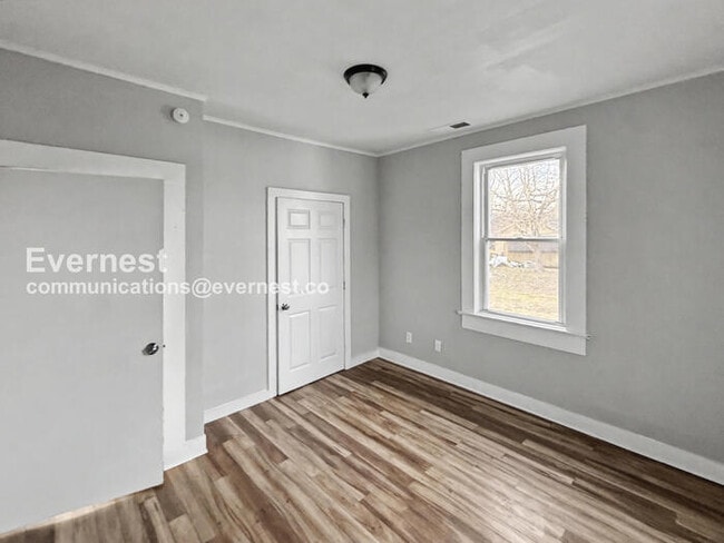 Building Photo - 4 Bed/1 Bath Home with On-Street Parking / Pet-Friendly / Vouchers Accepted / Available Now!